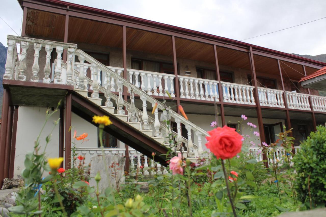 Roza Guesthouse Kazbegi Exterior foto